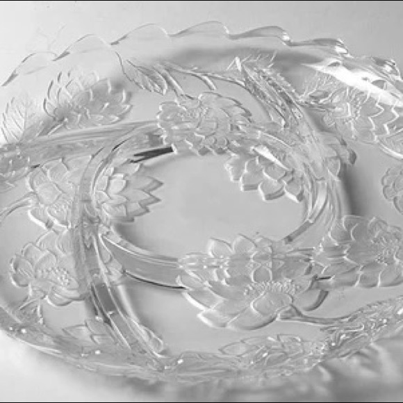Chrysanthemum 13" Round Sectional Server by Crystal Clear Industries - Picture 2 of 8
